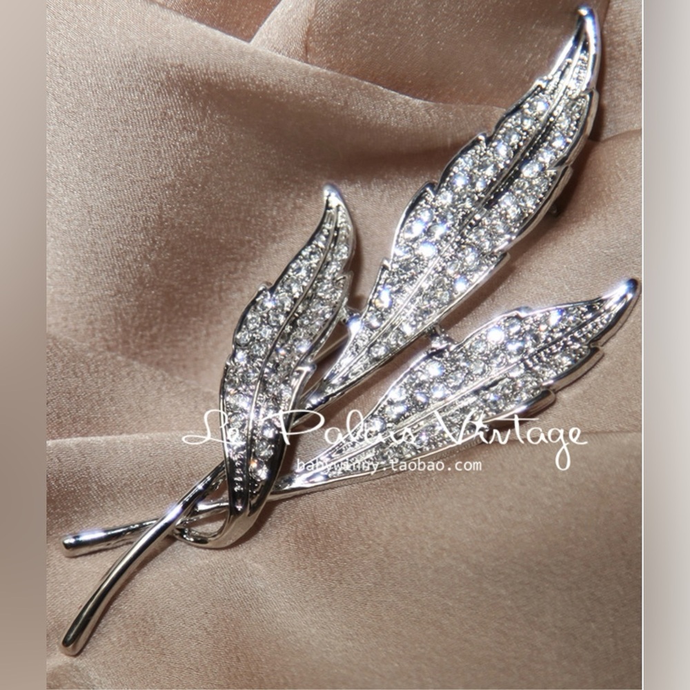 Le Palais Vintage vintage inspired leaf brooch